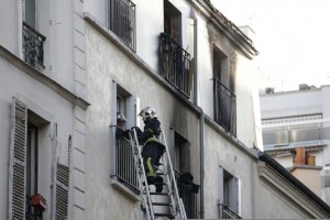 4743146_6_7cba_sur-le-site-de-l-incendie-rue-myrha-a-paris_7634e11d9c710b86d6659405282695f7